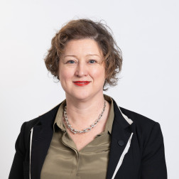 Amber-McEwen-web-v3__FillWzI1MiwyNTJd